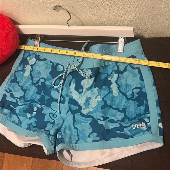 #1483+ Huk Women's Teal and Navy Camo Athletic Shorts - Picture 4 of 6